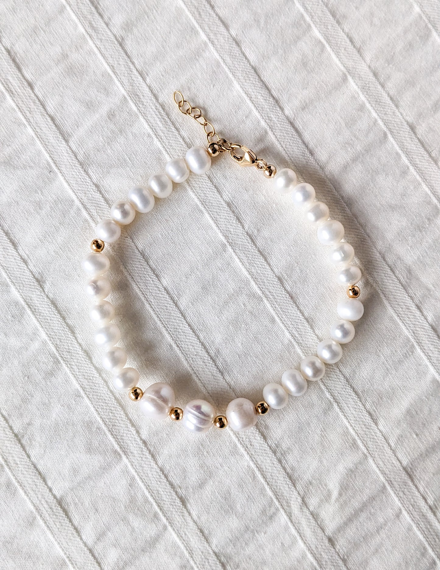 Bracelet pour femmes, perles d'eau douce, gold filled 14k, Apparat Atelier