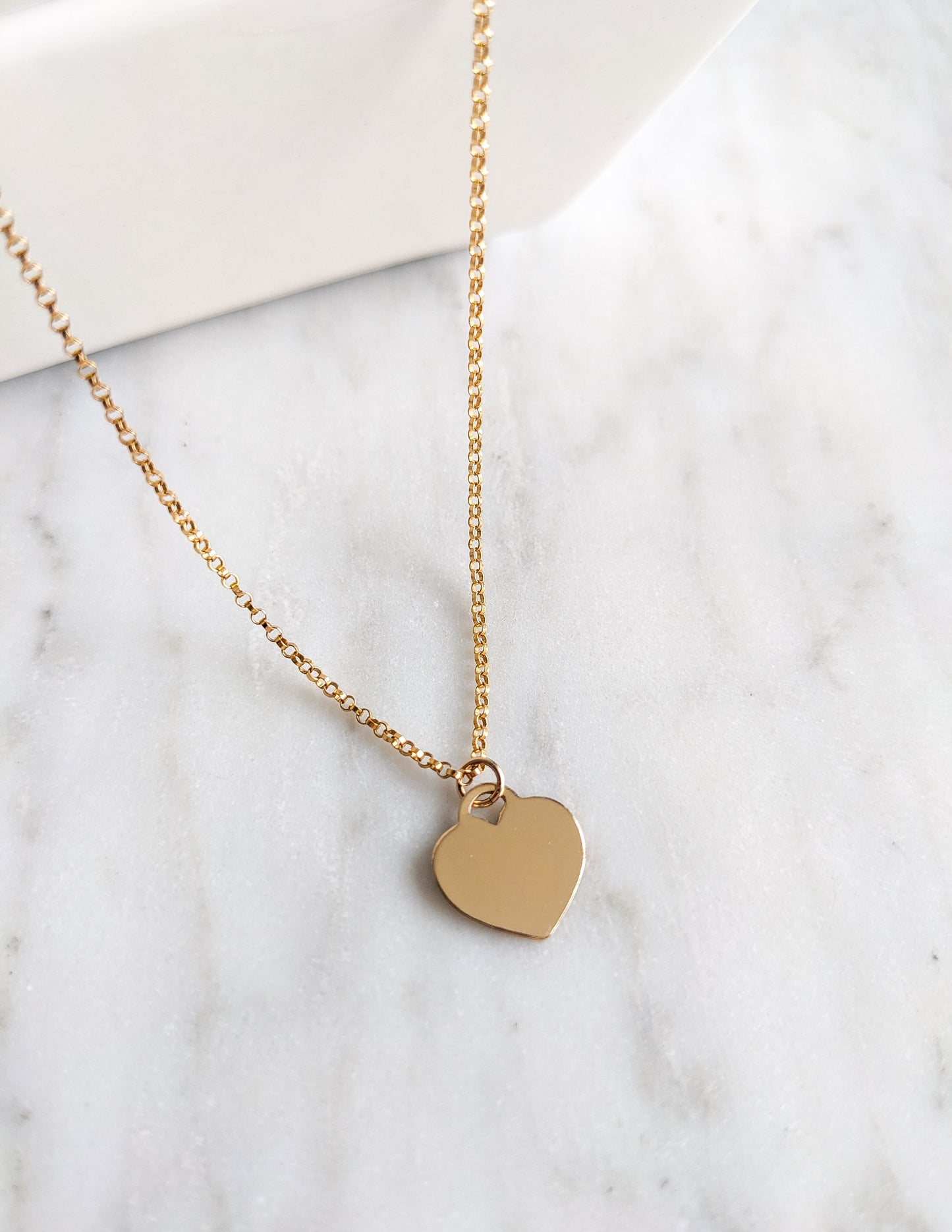 Collier Cœur en gold filled 14k, avec pendentif cœur lisse présenté sur un fond clair.