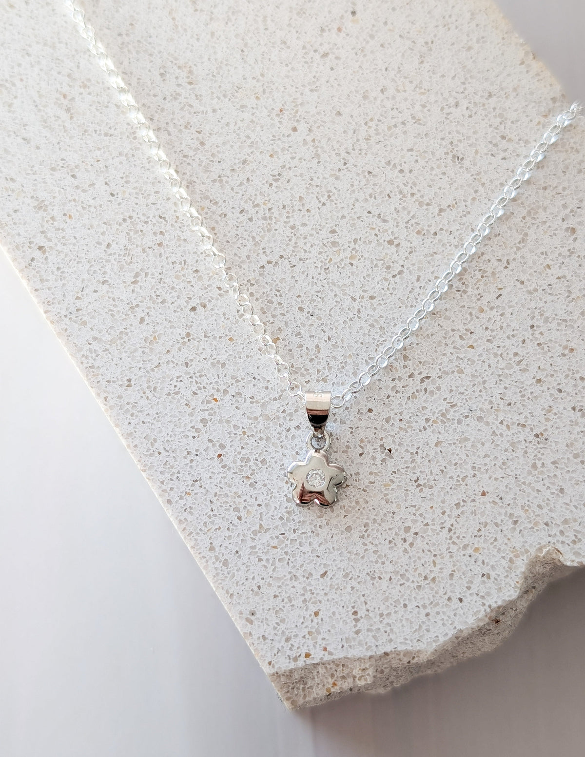 Collier Flora pour enfant en argent sterling 925, avec pendentif fleur orné d’un zircon.