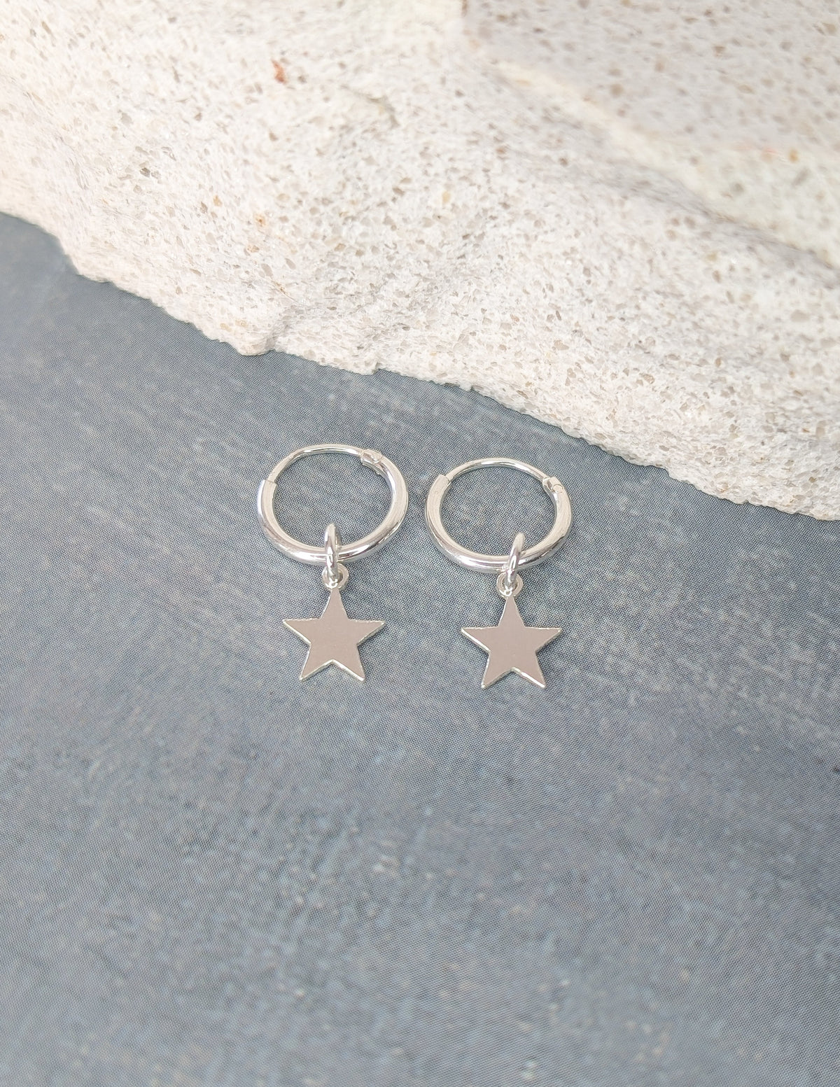 Paire d’anneaux Étoile pour enfant en argent sterling 925, avec pendentifs étoile suspendus.