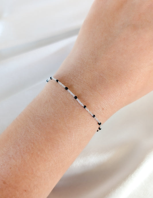 Bracelet Éclipse en argent sterling 925 avec petites perles d’émail noir porté au poignet