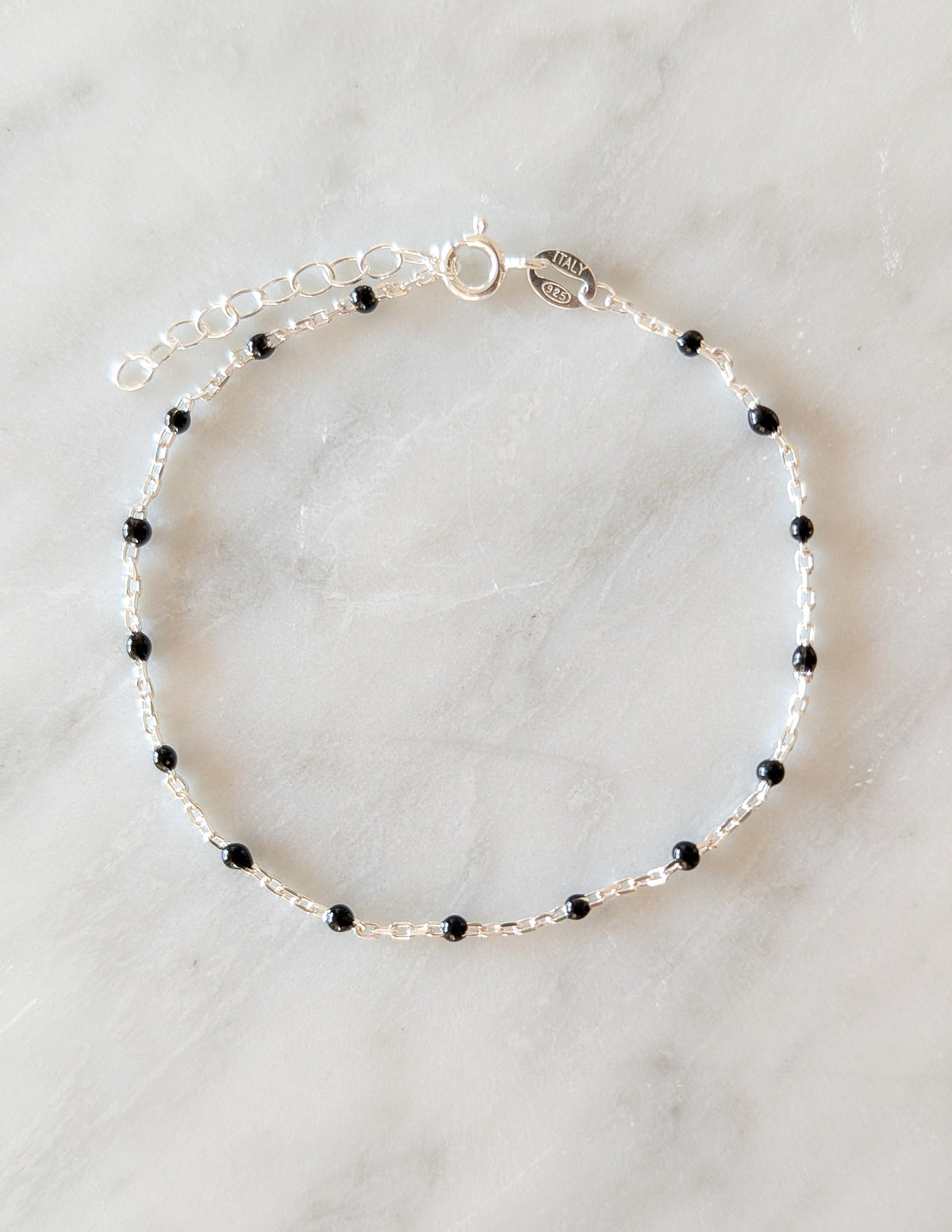 Bracelet Éclipse en argent sterling 925 et perles d’émail noir présenté à plat