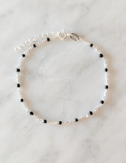 Bracelet Éclipse en argent sterling 925 et perles d’émail noir présenté à plat