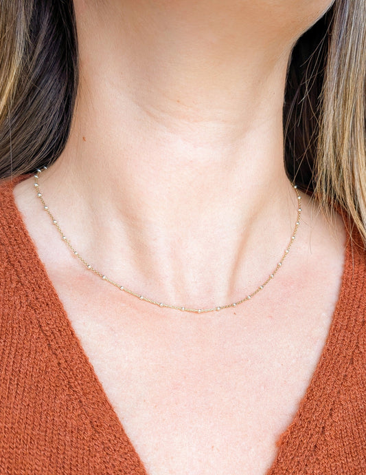Collier Duo bicolore en gold filled 14k et argent sterling 925 porté au cou