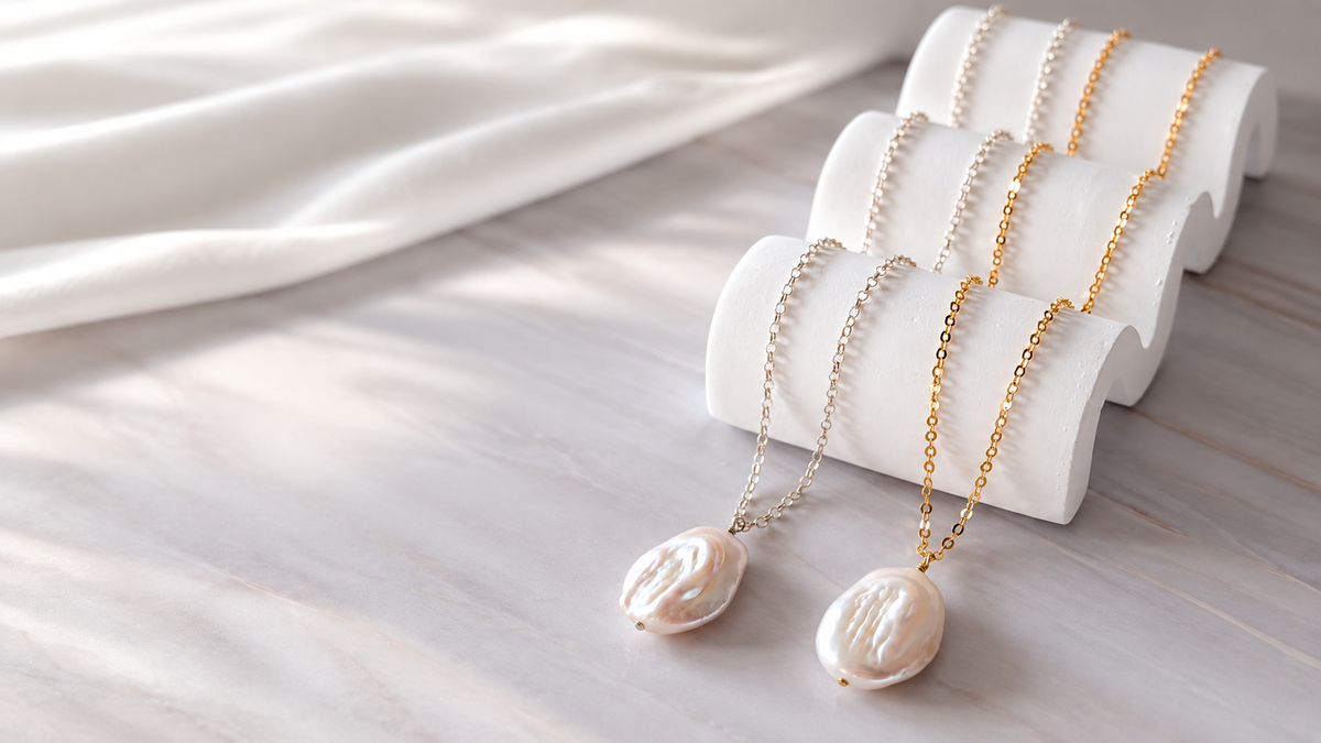 Deux colliers avec un pendentif perle baroque, gold filled 14k et argent sterling.